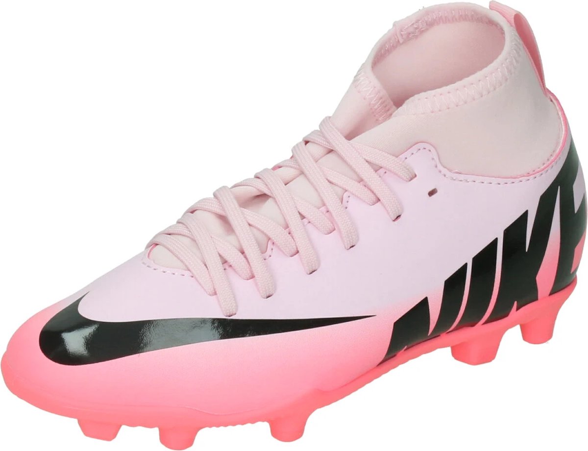 Roze Nike Jr. Mercurial Superfly 9 Club FG/MG voetbalschoen voor kinderen, met zwarte swoosh en stevige zool.