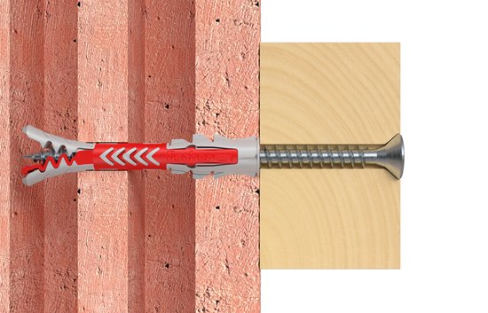 fischer DuoPower plug 6x50mm met schroef, gemonteerd in een rode bakstenen muur en houten plaat.