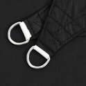 Twee zilveren D-ringen met verstevigde banden van een zwart schaduwdoek.