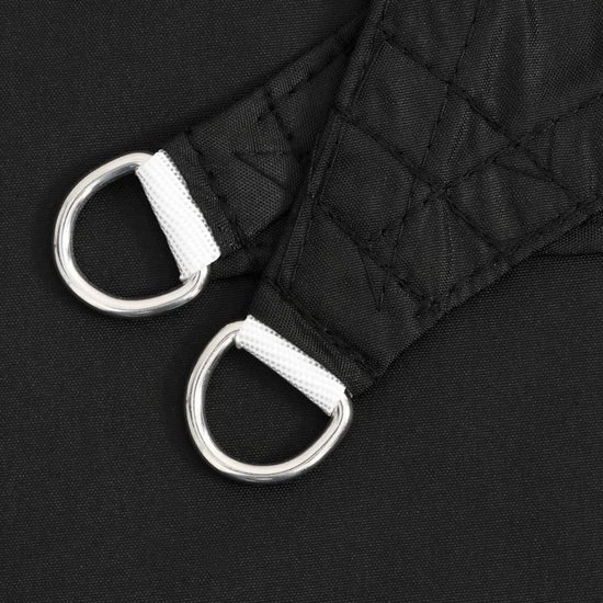 Twee zilveren D-ringen met verstevigde banden van een zwart schaduwdoek.