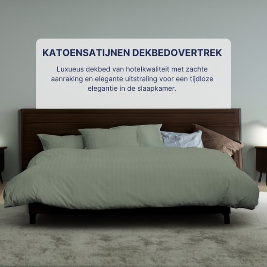 Groen satijnen dekbedovertrek met subtiele verticale strepen op een bed.