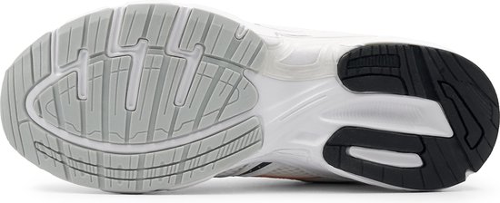 Onderkant van witte sneaker met een grijs loopvlak en zwart detail bij de hak.