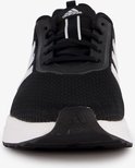Vooraanzicht van een zwarte Adidas sneaker met witte strepen en witte zool.