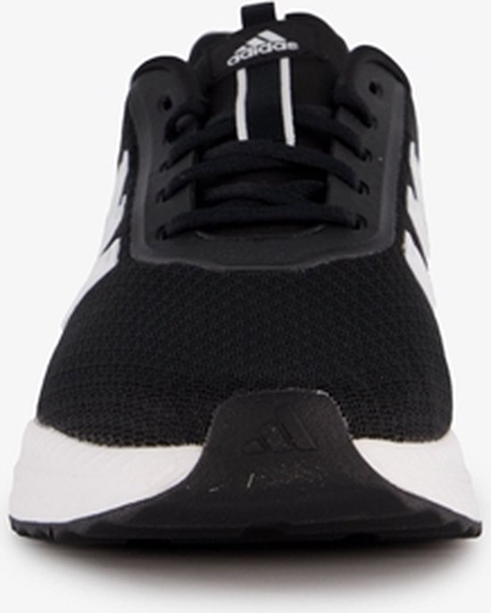 Vooraanzicht van een zwarte Adidas sneaker met witte strepen en witte zool.