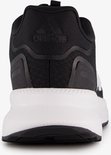 Achterkant van een zwarte Adidas sneaker met witte strepen en witte zool.