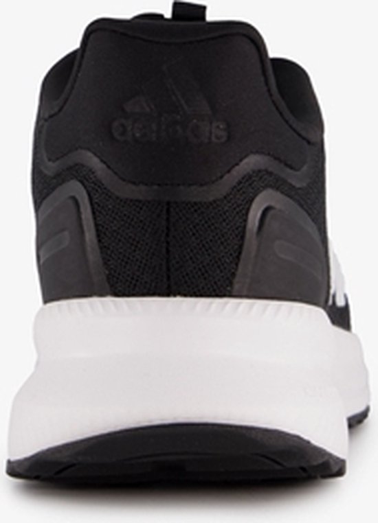 Achterkant van een zwarte Adidas sneaker met witte strepen en witte zool.