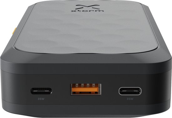 Voorkant van een donkergrijs powerbank met één oranje USB-A poort en twee 35W USB-C poorten.