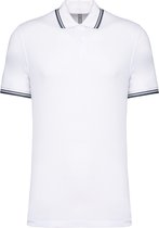 Wit Kariban poloshirt met korte mouwen, marineblauwe en grijze strepen op de kraag en mouwboorden.