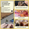 Een gevouwen zwarte puzzelkoffer met afbeeldingen van miniatuur bouwen, diamant schilderij en scrapbooking.