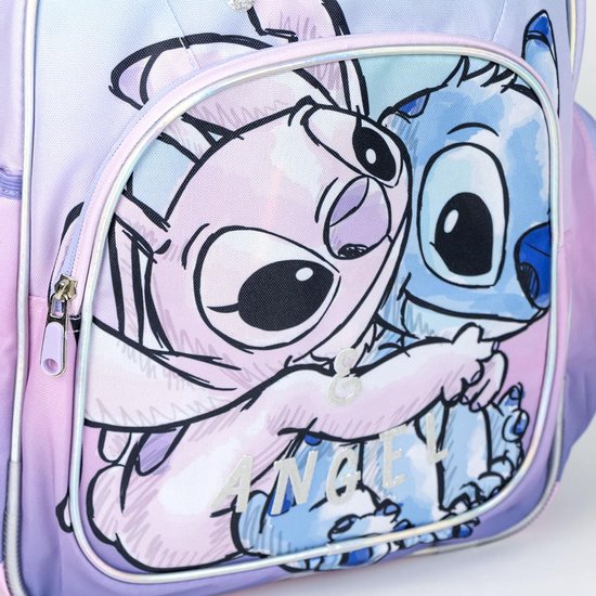 Gros plan de Stitch et Angel sur un sac à dos pastel. Angel (rose) enlace Stitch (bleu).