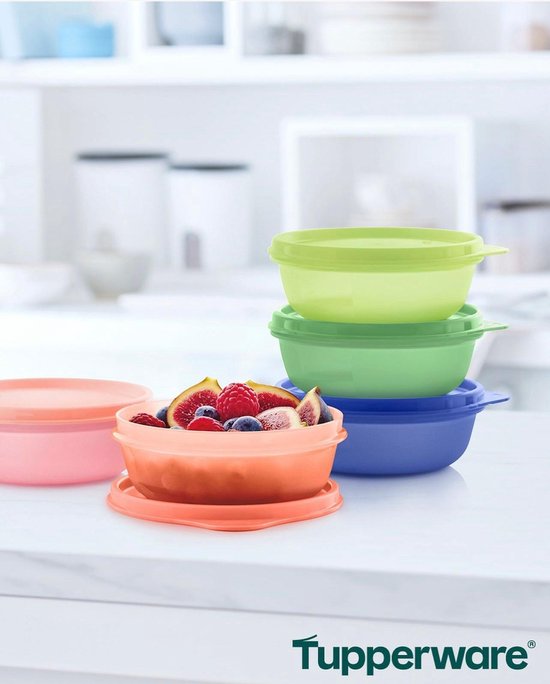 Pile de bols Tupperware violets, verts et vert clair. Un bol orange et un rose sont à l'avant, remplis de fruits.