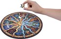 Hand voegt een dierenpuzzelstukje toe aan de puzzel van de dierenriem. Zonnige en maankant in het midden.