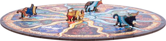 Houten dierenpuzzelstukjes geplaatst op een deel van de dierenriempuzzel. De rand van de puzzel is zichtbaar.