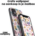 Twee telefoons, een met hoesje met waterverf terrazzo patroon, de ander met hoesje en gelockt scherm.