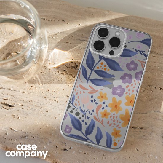 Transparante telefoonhoes met een blauw-paarse bloemenprint op een lichte achtergrond.