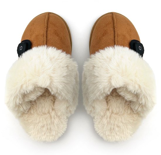Bruine pantoffels met beige faux fur voering en een zwart bedieningspaneel met "G" logo.