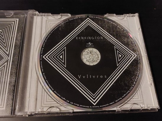 Zwarte CD van Kensington, 'Vultvres', met geometrisch design en Universal Music logo.
