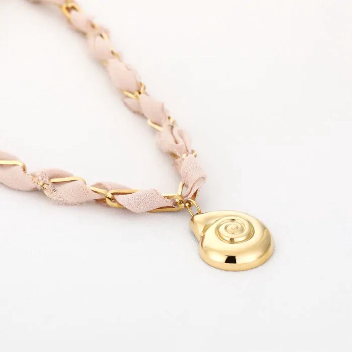 ketting met goud en schelp medaillon