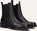 Zwarte Chelsea boots van leer met elastische zijkanten en een ronde neus. De laarzen hebben lusjes aan de achterkant.