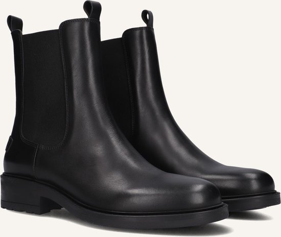 Zwarte Chelsea boots van leer met elastische zijkanten en een ronde neus. De laarzen hebben lusjes aan de achterkant.