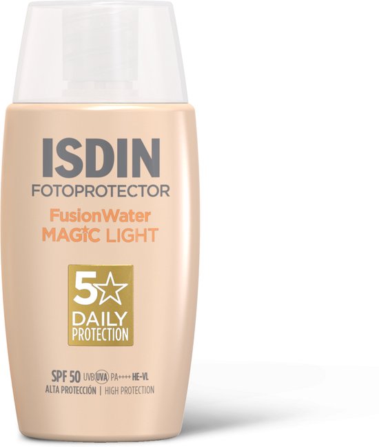 Fles ISDIN FOTOPROTECTOR Fusion Water MAGIC LIGHT met SPF 50, 5 DAILY PROTECTION, op een witte achtergrond.