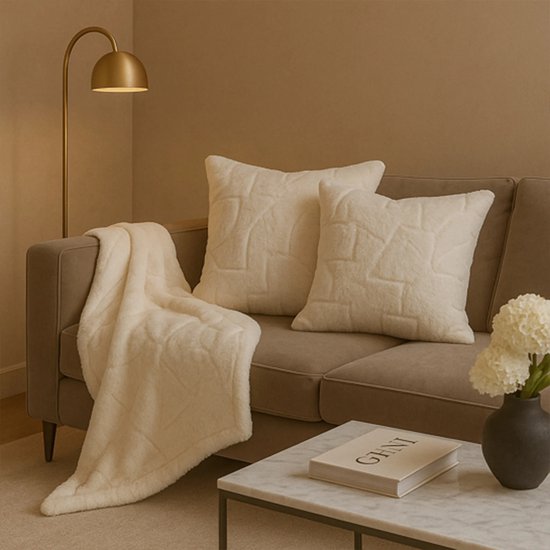 CUHOC Imitatie Bont Plaid 130x160 cm met 2 Sierkussens – Zacht Polyester – Luxe Kussen en Plaid Set voor Bank of Fauteuil – Woondecoratie - Zandkleur - BeigeTaupe - Warm Creme