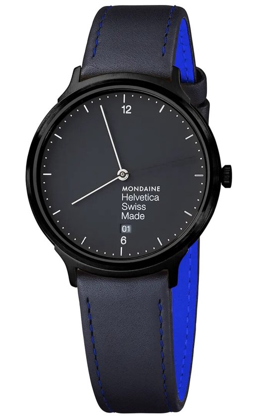 Mondaine horloge met zwarte wijzerplaat, zwarte kast en donkerblauwe lederen band met felblauwe voering.