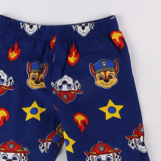 Gedetailleerde blauwe pyjamabroek met Chase en Marshall van Paw Patrol, sterren en vlammen.