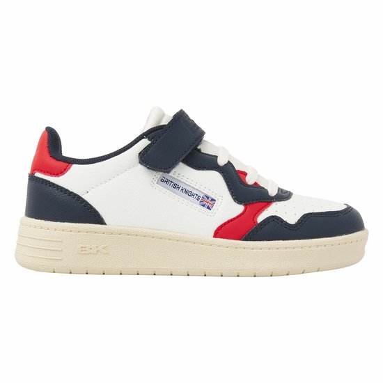 Basket basse blanche avec des accents bleu marine et rouge, fermée par une bande velcro et arborant le drapeau britannique sur le côté.