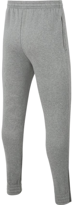 Achterkant grijze joggingbroek van Nike met zwarte swoosh en ritsen bij de enkels.