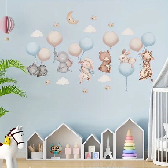 Sticker mural avec des animaux mignons tenant des ballons, y compris un chat, un éléphant, un mouton, un ours, un lapin et une girafe, avec une lune et des étoiles sur un mur bleu.