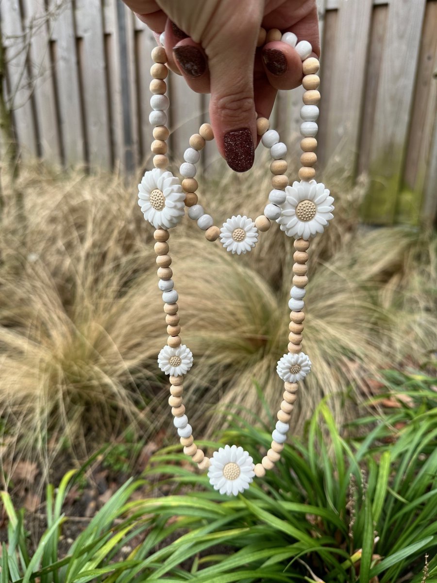 Kralenketting - Houten kralen ketting - setje van ketting en armband - Sieraden meisje - Handgemaakt houten kralen set - Ketting en armband - Ketting en armband met bloem - Bloem wit - armband bloem - ketting bloem - Cadeautje meisje - kado meisje