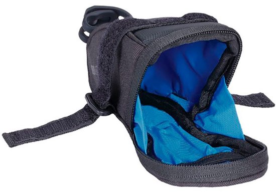 Zwarte zadeltas, open met blauwe binnenvoering en klittenbandsluiting.