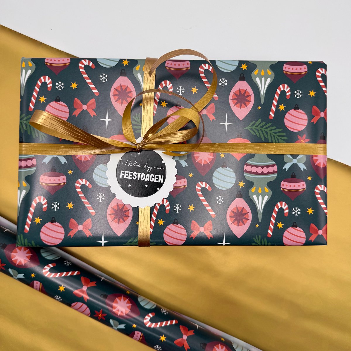 Inpakpapier Kerst - cadeaupapier - kerstornamenten - 2 rollen 70 cm - inpakken