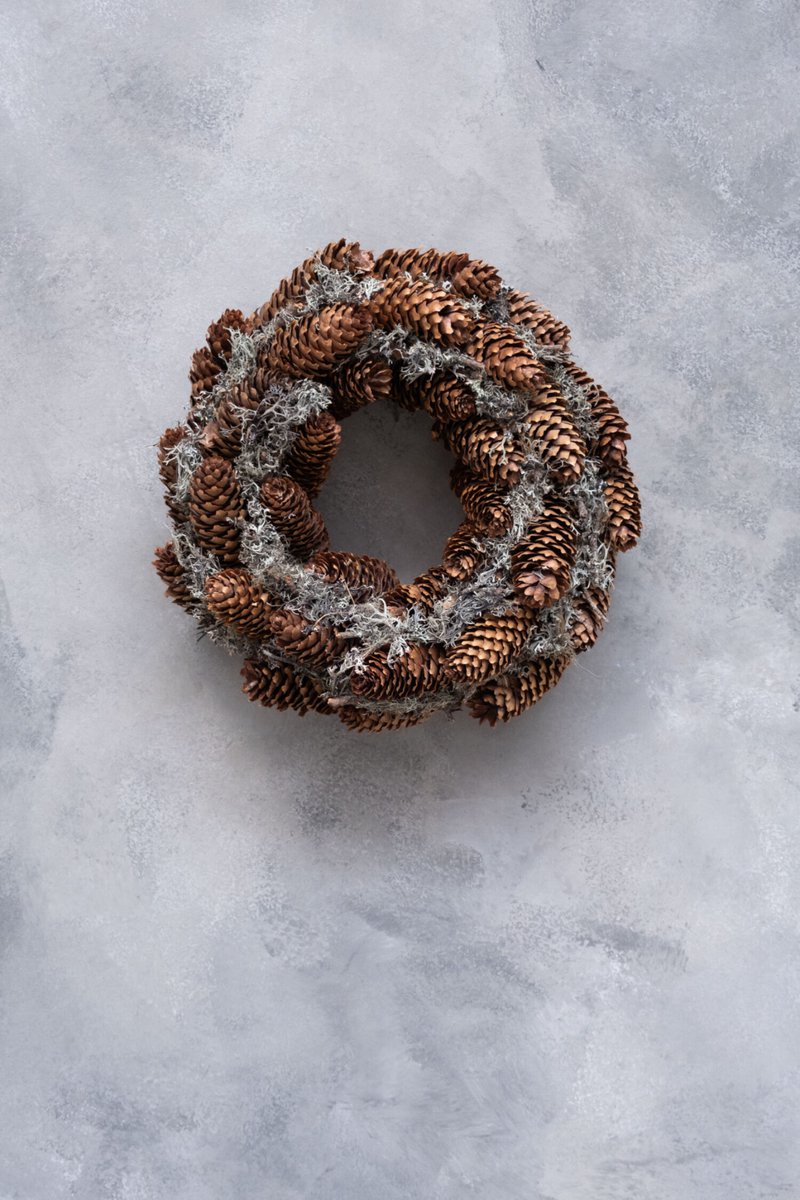 Krans Dennenappels | Licht GRIJS mos | 45 cm | Couronne | Dennenappels | Kerstmis | Kerst | Naturel | Woonkrans | Woonaccessoires | Woonaccessoire | Woning | Woon | Sfeer | Interieur | Inrichting | Decoratief | Decoratie | Deco | Landelijk