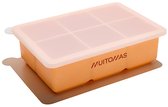 Oranje siliconen ijsblokjesvorm met een lichtroze deksel en zes vakken. MUITOMAS staat rood op de zijkant.