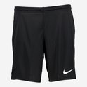Zwarte Nike sportshort met wit Nike logo op de linker broekspijp.