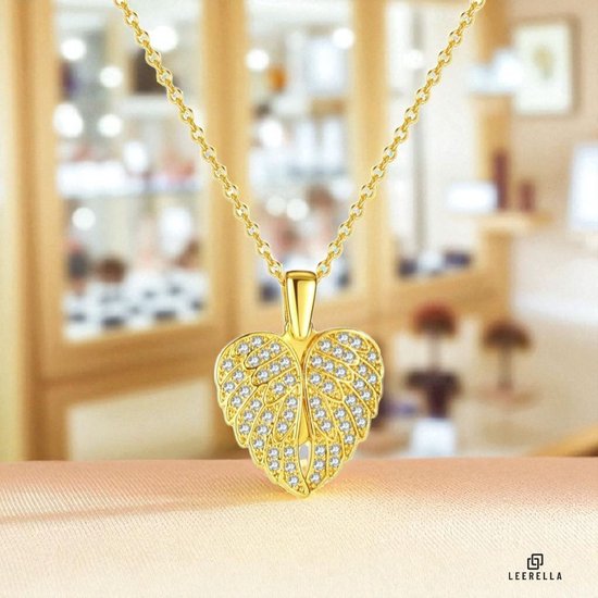 Gouden ketting met een hartvormige hanger versierd met vleugels en schitterende steentjes.