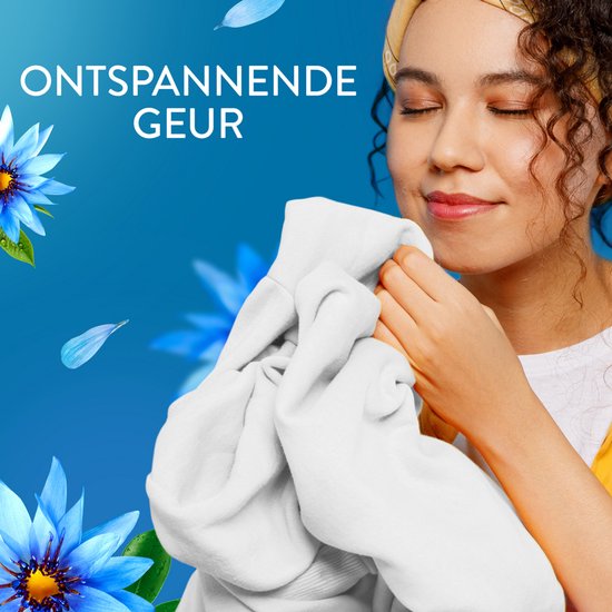 Femme sentant du linge blanc avec le texte "ONTSPANNENDE GEUR".