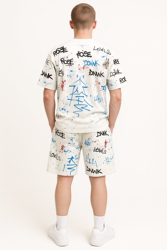 Man met de rug naar voren, draagt een wit T-shirt en korte broek met graffiti-opdruk.