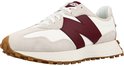 Witte New Balance sneaker met bruine 'N' logo, beige suède details en bruine zool.