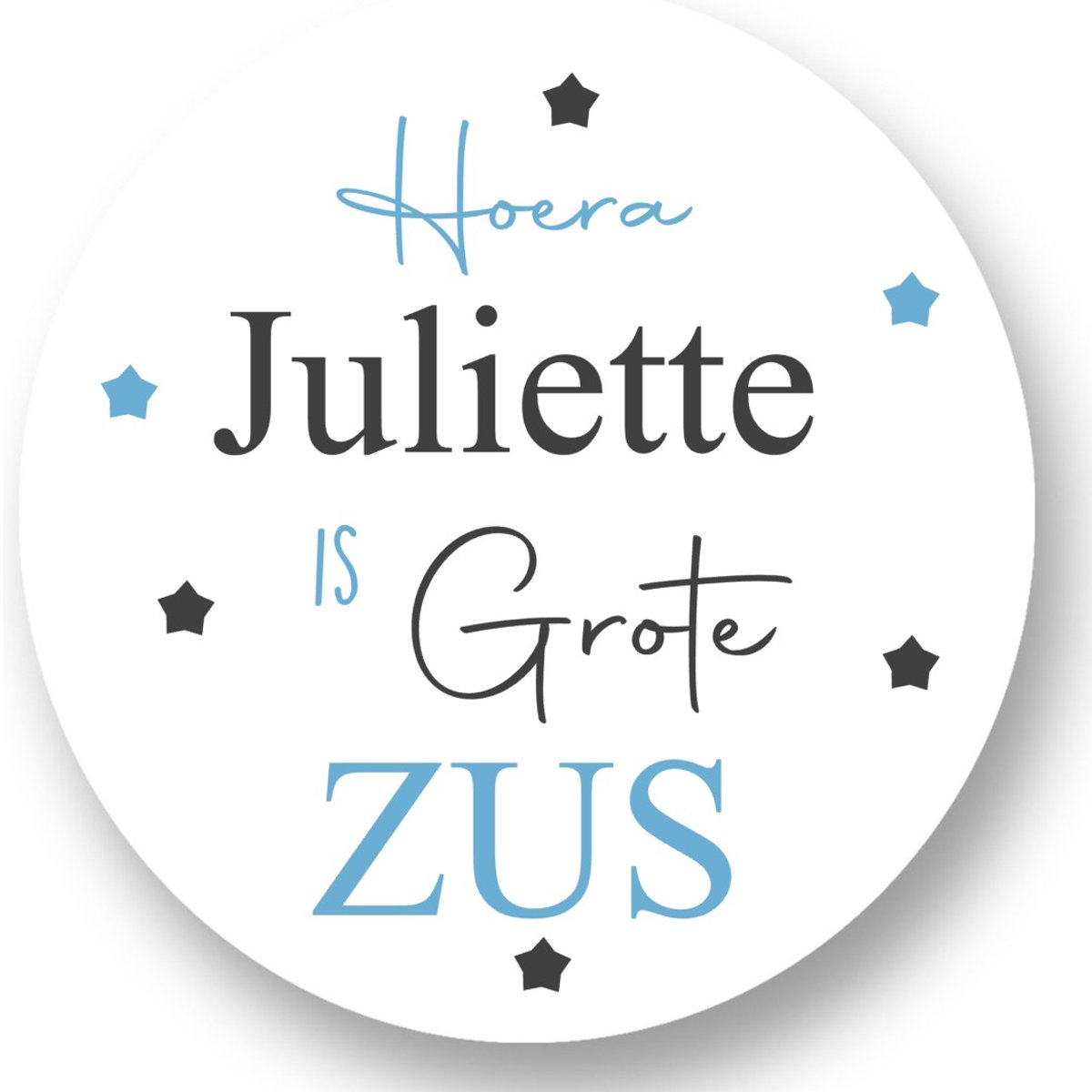 20x Sluitsticker Hoera `Naam` is grote Zus - Blauw - 40 mm - Geboorte Sticker - Sluitzegel - Sticker Geboortekaart Meisje - Baby nieuws - Trakteren Broer Zus Basisschool Kinderdagverblijf - Glossy - Sluitzegel - Wensetiket - RoNa Design