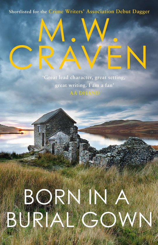 Boekcover 'Born in a Burial Gown' door M.W. Craven, met ruïne en huisje bij een meer onder dramatische hemel.