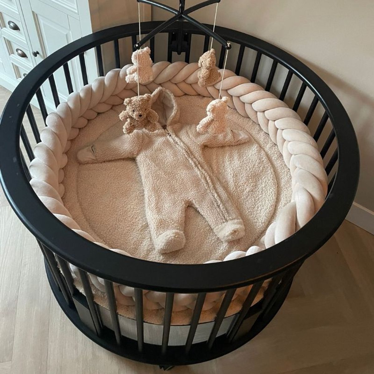 Bedbumper BabyRace - Babybed beschermrand in vlecht vorm
