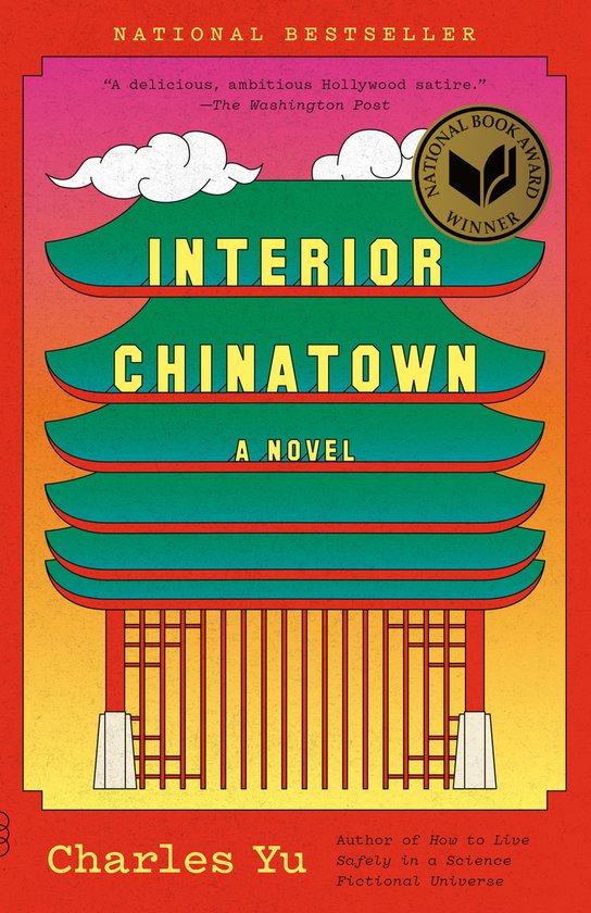 Boekomslag van 'Interior Chinatown' met een gestileerde afbeelding van een Aziatisch gebouw met rode zuilen en groene daken.