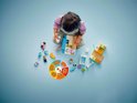 Meisje speelt met LEGO Duplo dokterscentrum. Losse onderdelen, figuren en draaischijf met emoties.