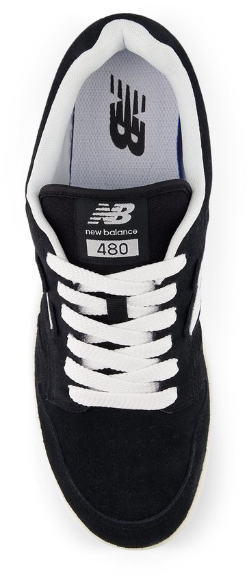 Bovenkant van zwarte suède New Balance 480 sneakers met witte veters en binnenzool met logo.