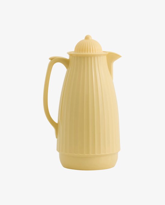 Gele thermoskan met geribd design, op een witte achtergrond.
