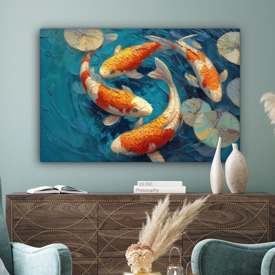 Vier oranje en witte karpers zwemmen in een cirkel in helderblauw water met waterlelies. Dikke verfstructuur.