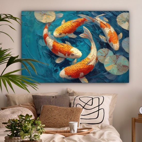 Vier oranje en witte karpers zwemmen in een cirkel in helderblauw water met waterlelies. Dikke verfstructuur.